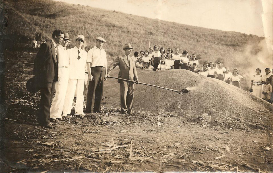 Old-photo-of-coffee-being-burned-at-the-coffee-farm-in-1938-Getúlio-Teixeira-de-Aguiar-collection