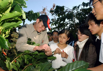 邬特指导云南农民咖啡种植技术
