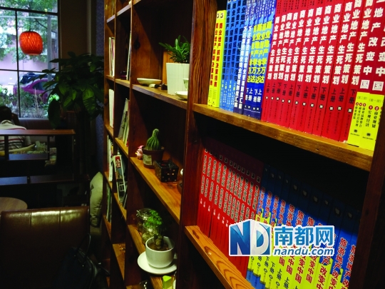 <p>    咖啡店内摆放的书籍都与商业地产相关。南都记者林广摄</p>