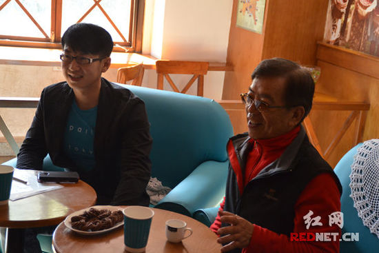 (咖啡大王黄重庆[右]与长沙咖啡爱好者一起交流精品咖啡文化推广理念。)