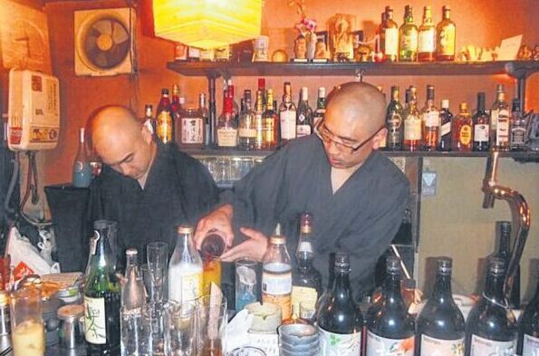日本寺庙僧侣为生计经营起咖啡馆及酒吧
