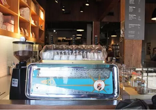 据 Blue Bottle 工作人员所说，这款复原的 Faema Urania 杠杆意大利浓缩咖啡机可追溯回 1958年。
