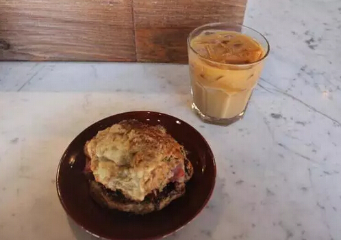 新奥尔良冰咖啡和荞麦牛奶饼干三明治。