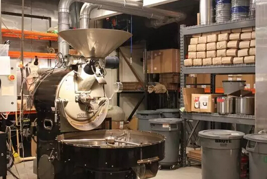 每天，工作人员使用这台老式的 Probat 烘焙机生产咖啡豆，因为步骤十分精准，所以需要高度集中精神。为了保证新鲜度，Blue Bottle 出售的豆子都是 48小时以内烘焙的。