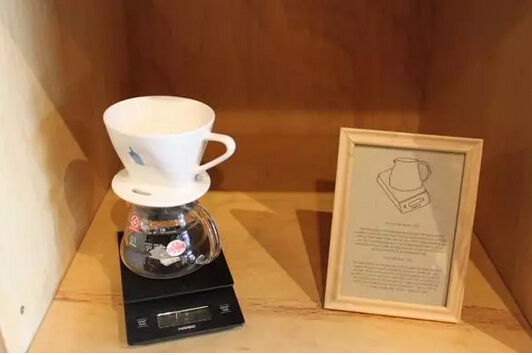 店中出售的货品有很多，如售价 25美元的 Hario 冲泡咖啡壶。