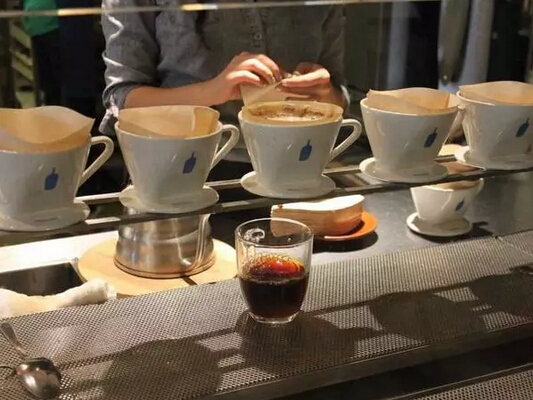 这款咖啡同样来自埃塞俄比亚，最好不加糖不加奶。装在玻璃杯中，散发出淡淡的花香味，就像是一杯茶。