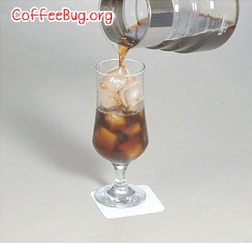 將已萃取好的冰滴咖啡約100cc與咖啡冰塊倒入玻璃杯