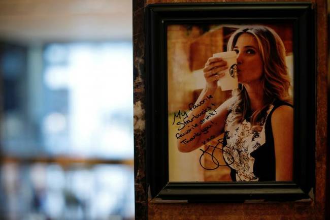 特朗普女儿伊万卡的签名照挂在特朗普大厦内的一家咖啡店里。特朗普大厦外表为深棕色玻璃，现已成为纽约地标性建筑。