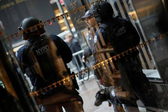 全副武装的纽约警察站在特朗普大厦外执勤。
