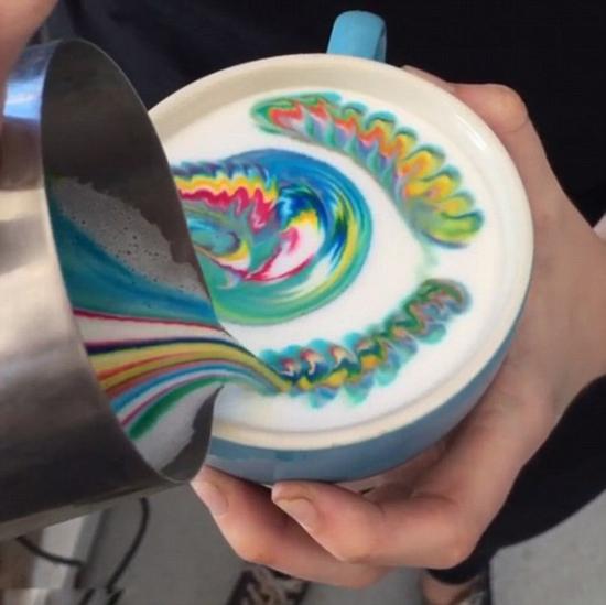 澳天才咖啡师在短短一周内制作出300多杯彩虹拉花拿铁