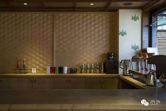 用竹木混合搭建的咖啡吧台