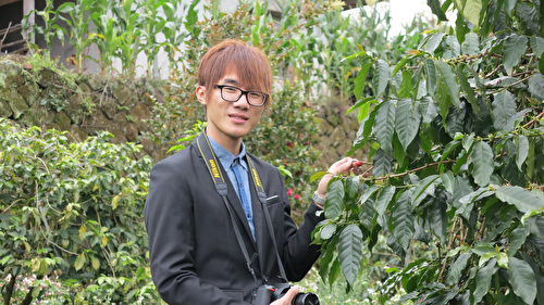 在自家庄园种出多次冠军豆的郭志嘉指出，真正的台湾咖豆在国际上越来越受好评。（邓玫玲／大纪元）
