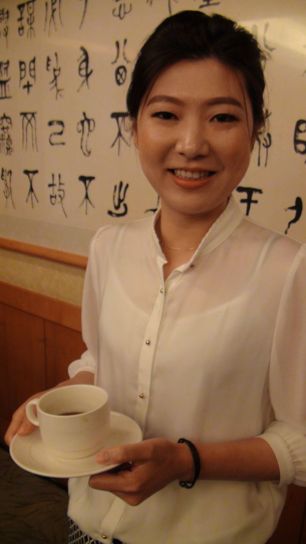 2017年台灣代表楊衣姍品嘗日本冠軍的咖啡，直稱很棒!記者謝梅芬／攝影