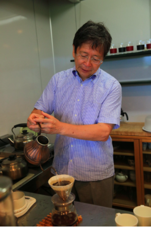 以手沖方式沖煮的玄米咖啡。